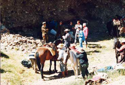 Nuestros amigos “cuyanos...”, que han venido hasta ese lugar a recibirnos.