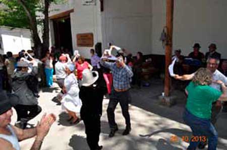 Grupo folclórico Quinchamal animando la jornada.