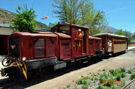 Locomotora Jung y carro en pleno viaje por la Estación El Melocotón.