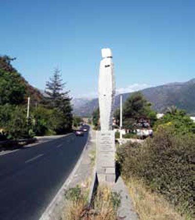 ''Adán y Eva'' (lugar: La Obra); escultor: Elwin Tapia.