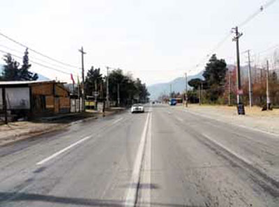 El camino polvoriento fue reemplazado por una doble vía pavimentada.