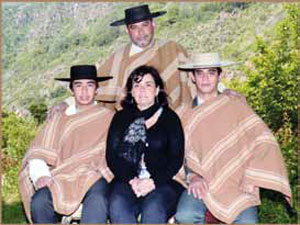 Alexis, su esposa Alejandra Fernández R., e hijos Aníbal, Carlos Julián.