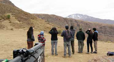 Voluntarios, monitoreo con binoculares y telescopio. Foto: Karma Pema Dorye