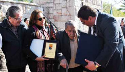 Don Vicente Bianchi junto a autoridades.