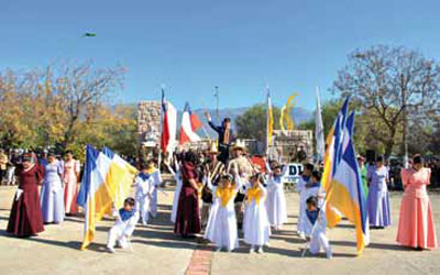 Grupo folklórico presentación en el Monumento a Manuel Rodríguez en Til Til