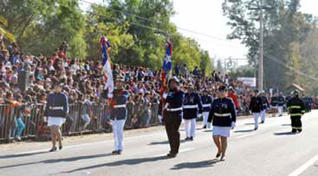 Desfile del Cuerpo de Bomberos de Til Til.