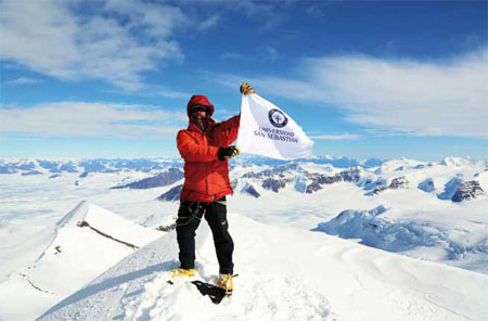 Cristian Donoso en la cumbre del monte Gunnbjorn Fjeld.