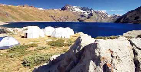 Campamento del equipo de la NASA a orillas de la Laguna Negra.