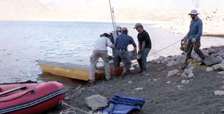 El equipo de NASA instala el PLL sobre las aguas de la laguna