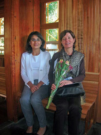 Lorena Vásquez y Soledad Silva en el carro recién restaurado.