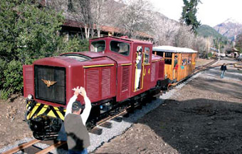 Locomotora Jung J-4 tirando del carro con pasajeros.