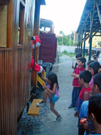 Catalina, sube al carro con el Viejo Pascuero para recibir su regalo.