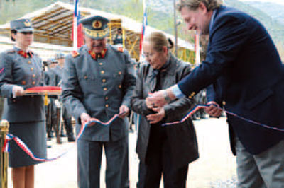 Alejandro Martínez B., Marta Vega M. y Martín Mellado D., corte de la cinta