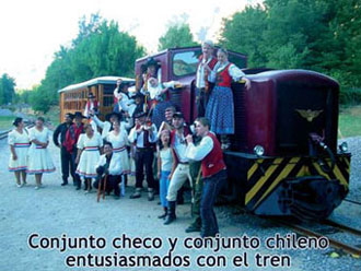 Ambos conjuntos folklóricos entusiasmados con el tren.