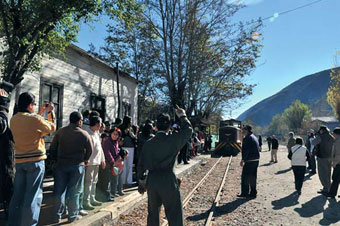 El trencito llegando al andén