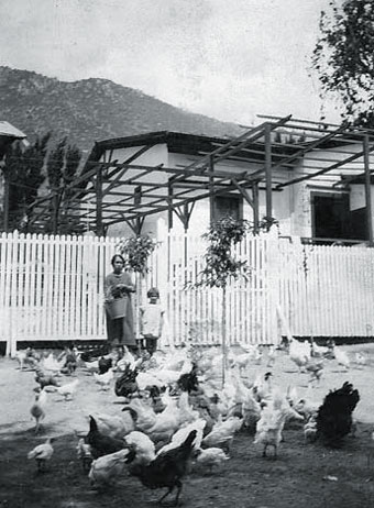 La niña Pitita con Elcira, la mujer de Rojas, cuidador de la casa 1925.