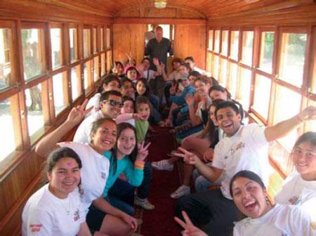 Grupo de niños en la primera vuelta.