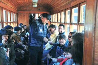 Sergio, el conductor, va marcando los pasajes de cartón, a la antigua.